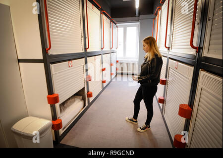 Warschau, Polen. 23 Dez, 2018. Eine Frau öffnet Ihre Kapsel zum ersten japanischen Capsule Hotel in Warschau, Polen, 23 Dezember, 2018. Credit: Jaap Arriens/Xinhua/Alamy leben Nachrichten Stockfoto