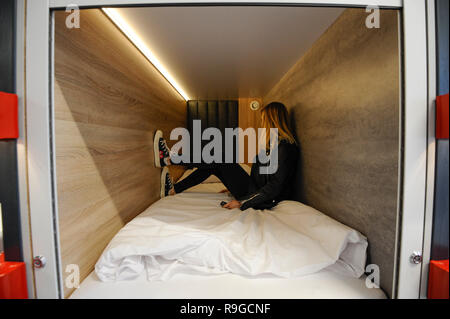 Warschau, Polen. 23 Dez, 2018. Eine Frau versucht, eine Kapsel zum ersten japanischen Capsule Hotel in Warschau, Polen, 23 Dezember, 2018. Credit: Jaap Arriens/Xinhua/Alamy leben Nachrichten Stockfoto