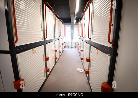 Warschau, Polen. 23 Dez, 2018. Die Kapseln sind in der ersten japanischen Capsule Hotel in Warschau, Polen, 23 Dezember, 2018 gesehen. Credit: Jaap Arriens/Xinhua/Alamy leben Nachrichten Stockfoto