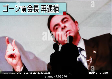 Tokio, Japan. 21 Dez, 2018. Ein großer Bildschirm Berichte Der rearrest des ehemaligen Nissan Motor Vorsitzender Carlos Ghosn bei einer Nachrichten Programm in Tokio am Freitag, 21. Dezember 2018. Ghosn war ein frischer Haftbefehl wegen des Verdachts der schweren Untreue serviert. Credit: Yoshio Tsunoda/LBA/Alamy leben Nachrichten Stockfoto