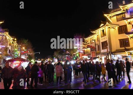 Chuxiong, der chinesischen Provinz Yunnan. 23 Dez, 2018. Touristen besuchen eine Kulturnation antike Stadt Yi ethnische Gruppe in Chuxiong, im Südwesten der chinesischen Provinz Yunnan, Dez. 23, 2018. Credit: Yang Zongyou/Xinhua/Alamy leben Nachrichten Stockfoto