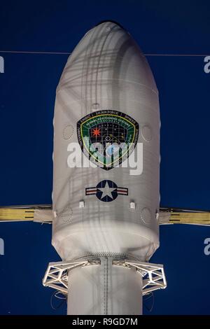 Cape Canaveral, Florida, USA. 23 Dez, 2018. Eine SpaceX Falcon 9 Rakete, die die nationale Sicherheit der USA satelliten-GPS 3 SV 01 namens Vespucci bereitet sich für blast off aus dem Weltraum Komplexe 40 Start in Cape Canaveral Air Force Station Dezember 23, 2018 in Cape Canaveral, Florida. Die Lockheed Martin Satelliten für die Bestrahlung ist höher-power Ortungs-, Navigations- und Zeitsignale auf der ganzen Welt konzipiert, die militärischen und zivilen Benutzer mit genaueren Daten, wachsende Blockierung von Bedrohungen. Credit: Planetpix/Alamy leben Nachrichten Stockfoto
