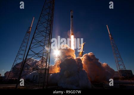 Cape Canaveral, Florida, USA. 23 Dez, 2018. Eine SpaceX Falcon 9 Rakete, die die nationale Sicherheit der USA satelliten-GPS 3 SV 01 Vespucci Knalle weg vom Weltraum aus komplexen 40 Starten mit dem Namen der Cape Canaveral Air Force Station Dezember 23, 2018 in Cape Canaveral, Florida. Die Lockheed Martin Satelliten für die Bestrahlung ist höher-power Ortungs-, Navigations- und Zeitsignale auf der ganzen Welt konzipiert, die militärischen und zivilen Benutzer mit genaueren Daten, wachsende Blockierung von Bedrohungen. Credit: Planetpix/Alamy leben Nachrichten Stockfoto