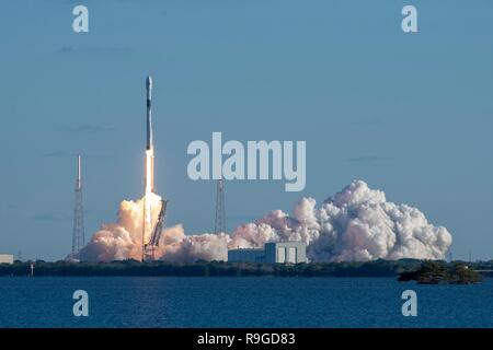Cape Canaveral, Florida, USA. 23 Dez, 2018. Eine SpaceX Falcon 9 Rakete, die die nationale Sicherheit der USA satelliten-GPS 3 SV 01 Vespucci Knalle weg vom Weltraum aus komplexen 40 Starten mit dem Namen der Cape Canaveral Air Force Station Dezember 23, 2018 in Cape Canaveral, Florida. Die Lockheed Martin Satelliten für die Bestrahlung ist höher-power Ortungs-, Navigations- und Zeitsignale auf der ganzen Welt konzipiert, die militärischen und zivilen Benutzer mit genaueren Daten, wachsende Blockierung von Bedrohungen. Credit: Planetpix/Alamy leben Nachrichten Stockfoto