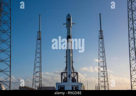 Cape Canaveral, Florida, USA. 23 Dez, 2018. Eine SpaceX Falcon 9 Rakete, die die nationale Sicherheit der USA satelliten-GPS 3 SV 01 namens Vespucci bereitet sich für blast off aus dem Weltraum Komplexe 40 Start in Cape Canaveral Air Force Station Dezember 23, 2018 in Cape Canaveral, Florida. Die Lockheed Martin Satelliten für die Bestrahlung ist höher-power Ortungs-, Navigations- und Zeitsignale auf der ganzen Welt konzipiert, die militärischen und zivilen Benutzer mit genaueren Daten, wachsende Blockierung von Bedrohungen. Credit: Planetpix/Alamy leben Nachrichten Stockfoto