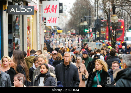 Letzte Weihnachtskäufer sind auf der Londoner Oxford Street gesehen. Letzte Weihnachtskäufer nutzen die Vorteile der vorweihnachtlichen Schnäppchen auf der Oxford Street in London. Weniger Kunden wurden Einkaufen in hohen Großbritanniens Straßen als on-line-Verkäufe erhöhen berichtet. Stockfoto