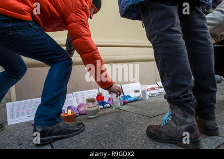 Warschau, Polen. 23 Dez, 2018. Die Demonstranten werden gesehen, Beleuchtung Kerzen während des Protestes. Der bundesweite Streik der Frauen (ogólnopolski Strajk Kobiet) organisiert die Kampagne 'Wir Pädophile" vorwerfen. Vor den Toren der Kirchen rund um Polen, Kinderschuhe wurden gehängt und Kerzen erhellte die Opfer der sexuell mißbrauchten Kinder durch katholische Priester zu gedenken. In Warschau, die Aktion fand in der Kirche in der Altstadt von St. Anne. Credit: SOPA Images Limited/Alamy leben Nachrichten Stockfoto