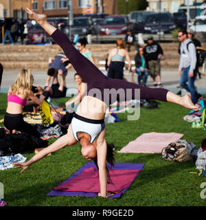 Venice Beach, Kalifornien, USA. 23 Dez, 2018. Dezember 23, 2018: Ein acrobat Praktiken handstand an der ursprünglichen Muscle Beach. Santa Monica, CA, USA, Kredit: Brent Clark/Alamy leben Nachrichten Stockfoto