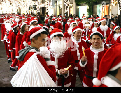 Tokio, Japan. 21 Dez, 2018. Rund 300 Mitarbeiter im Büro in Marunouchi Bereich in Santa Claus kostüm März für "arunouchi Christmas Parade' an der beleuchteten Nakadori Straße im Geschäftsviertel Marunouchi der Tokio am Freitag, 21. Dezember 2018. Credit: Yoshio Tsunoda/LBA/Alamy leben Nachrichten Stockfoto