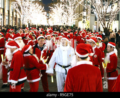 Tokio, Japan. 21 Dez, 2018. Rund 300 Mitarbeiter im Büro in Marunouchi Bereich in Santa Claus kostüm März für "arunouchi Christmas Parade' an der beleuchteten Nakadori Straße im Geschäftsviertel Marunouchi der Tokio am Freitag, 21. Dezember 2018. Credit: Yoshio Tsunoda/LBA/Alamy leben Nachrichten Stockfoto