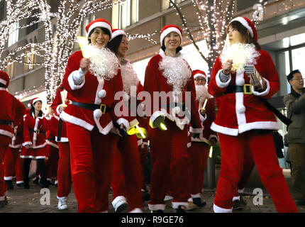 Tokio, Japan. 21 Dez, 2018. Rund 300 Mitarbeiter im Büro in Marunouchi Bereich in Santa Claus kostüm März für "arunouchi Christmas Parade' an der beleuchteten Nakadori Straße im Geschäftsviertel Marunouchi der Tokio am Freitag, 21. Dezember 2018. Credit: Yoshio Tsunoda/LBA/Alamy leben Nachrichten Stockfoto