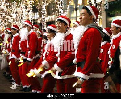 Tokio, Japan. 21 Dez, 2018. Rund 300 Mitarbeiter im Büro in Marunouchi Bereich in Santa Claus kostüm März für "arunouchi Christmas Parade' an der beleuchteten Nakadori Straße im Geschäftsviertel Marunouchi der Tokio am Freitag, 21. Dezember 2018. Credit: Yoshio Tsunoda/LBA/Alamy leben Nachrichten Stockfoto