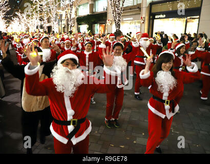 Tokio, Japan. 21 Dez, 2018. Rund 300 Mitarbeiter im Büro in Marunouchi Bereich in Santa Claus kostüm März für "arunouchi Christmas Parade' an der beleuchteten Nakadori Straße im Geschäftsviertel Marunouchi der Tokio am Freitag, 21. Dezember 2018. Credit: Yoshio Tsunoda/LBA/Alamy leben Nachrichten Stockfoto