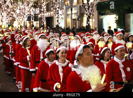 Tokio, Japan. 21 Dez, 2018. Rund 300 Mitarbeiter im Büro in Marunouchi Bereich in Santa Claus kostüm März für "arunouchi Christmas Parade' an der beleuchteten Nakadori Straße im Geschäftsviertel Marunouchi der Tokio am Freitag, 21. Dezember 2018. Credit: Yoshio Tsunoda/LBA/Alamy leben Nachrichten Stockfoto