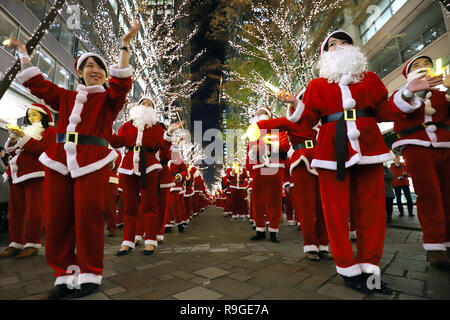 Tokio, Japan. 21 Dez, 2018. Rund 300 Mitarbeiter im Büro in Marunouchi Bereich in Santa Claus kostüm März für "arunouchi Christmas Parade' an der beleuchteten Nakadori Straße im Geschäftsviertel Marunouchi der Tokio am Freitag, 21. Dezember 2018. Credit: Yoshio Tsunoda/LBA/Alamy leben Nachrichten Stockfoto