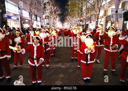 Tokio, Japan. 21 Dez, 2018. Rund 300 Mitarbeiter im Büro in Marunouchi Bereich in Santa Claus kostüm März für "arunouchi Christmas Parade' an der beleuchteten Nakadori Straße im Geschäftsviertel Marunouchi der Tokio am Freitag, 21. Dezember 2018. Credit: Yoshio Tsunoda/LBA/Alamy leben Nachrichten Stockfoto