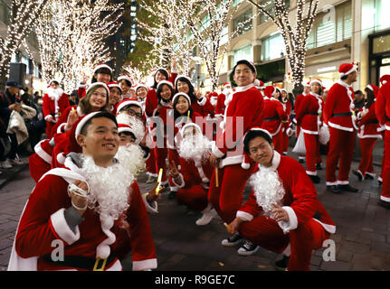 Tokio, Japan. 21 Dez, 2018. Rund 300 Mitarbeiter im Büro in Marunouchi Bereich in Santa Claus kostüm März für "arunouchi Christmas Parade' an der beleuchteten Nakadori Straße im Geschäftsviertel Marunouchi der Tokio am Freitag, 21. Dezember 2018. Credit: Yoshio Tsunoda/LBA/Alamy leben Nachrichten Stockfoto