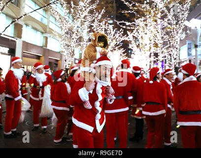 Tokio, Japan. 21 Dez, 2018. Rund 300 Mitarbeiter im Büro in Marunouchi Bereich in Santa Claus kostüm März für "arunouchi Christmas Parade' an der beleuchteten Nakadori Straße im Geschäftsviertel Marunouchi der Tokio am Freitag, 21. Dezember 2018. Credit: Yoshio Tsunoda/LBA/Alamy leben Nachrichten Stockfoto