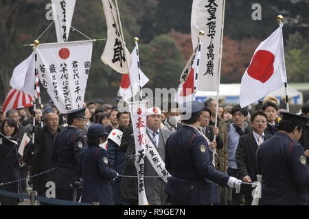 TOKYO, Japan - 23 Dezember: Gratulanten Spaziergang vor der japanischen Kaiser Akihito mit seiner Familie auf dem Balkon des Imperial Palace erscheinen 85. Geburtstag des Kaisers in Tokio Sonntag, 23 Dezember, 2018. Abdankung des Kaisers wird am 30. April 2019, und sein ältester Sohn, Kronprinz Naruhito die Nachfolge auf dem Thron am folgenden Tag. Abdankung des Kaisers wird am 30. April 2019, und sein ältester Sohn, Kronprinz Naruhito die Nachfolge auf dem Thron am folgenden Tag Mai 1., 2019. (Foto: Richard Atrero de Guzman/Lba Foto) Stockfoto