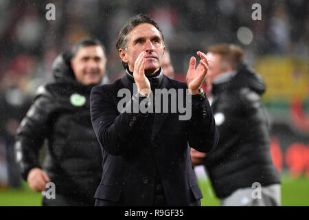 Letzte jubel Bruno Labbadia, Trainer (VFL Wolfsburg), klatscht Beifall. Fußball 1. Fussballbundesliga, 17. Spieltag, Spieltag 17. FC Augsburg (A) - VFL Wolfsburg (WOB) 2-3, am 23.12.2020 in Augsburg/Deutschland, WWK AREN A. DFL-BESTIMMUNGEN VERBIETEN DIE VERWENDUNG DER FOTOGRAFIE ALS BILD-SEQUENZEN UND/ODER QUASI-VIDEO. | Verwendung weltweit Stockfoto