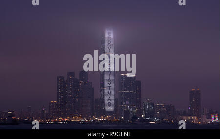 Hong Kong. 24 Dez, 2018. Die International Finance Center ICC eingehüllt in Nebel während seiner jährlichen Beleuchtung am Heiligabend 2018, Hong Kong. 24 Dez, 2018. China. Credit: Bob Henry/Alamy leben Nachrichten Stockfoto
