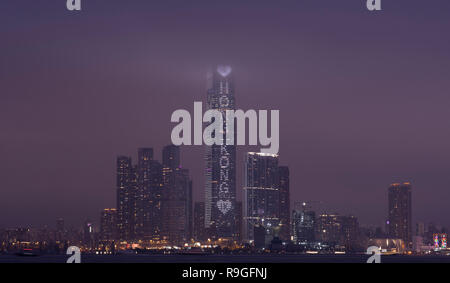 Hong Kong. 24 Dez, 2018. Die International Finance Center ICC eingehüllt in Nebel während seiner jährlichen Beleuchtung am Heiligabend 2018, Hong Kong. 24 Dez, 2018. China. Credit: Bob Henry/Alamy leben Nachrichten Stockfoto