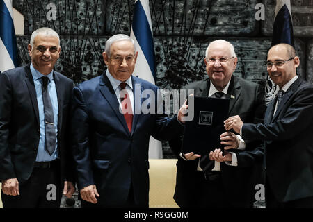 Jerusalem, Israel. 24 Dez, 2018. Präsident REUVEN RIVLIN (2. R) und Premierminister Benjamin Netanjahu (2. L) unterzeichnen ein ernennungsschreiben als Gouverneur der Bank von Israel, und sie sollen ihn zu Professor AMIR YARON (R), 54, bis vor kurzem Robert Morris Professor für Banking & Finance, Finanzen, Wharton School, Universität von Pennsylvania, an einer Zeremonie an die Residenz des Präsidenten in Anwesenheit von Minister von Finanzminister MOSHE KAHLON (L). Credit: Nir Alon/Alamy leben Nachrichten Stockfoto