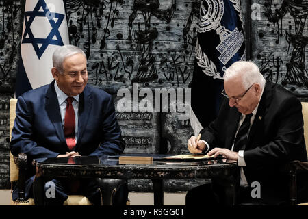 Jerusalem, Israel. 24 Dez, 2018. Präsident REUVEN RIVLIN (R) und Premierminister Benjamin Netanjahu (L) unterzeichnen ein ernennungsschreiben als Gouverneur der Bank von Israel und Professor Amir Yaron vorhanden bei einer Feier in der Residenz des Präsidenten in Anwesenheit von Finanzminister Moshe Kahlon. Credit: Nir Alon/Alamy leben Nachrichten Stockfoto