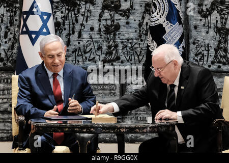 Jerusalem, Israel. 24 Dez, 2018. Präsident REUVEN RIVLIN (R) und Premierminister Benjamin Netanjahu (L) unterzeichnen ein ernennungsschreiben als Gouverneur der Bank von Israel und Professor Amir Yaron vorhanden bei einer Feier in der Residenz des Präsidenten in Anwesenheit von Finanzminister Moshe Kahlon. Credit: Nir Alon/Alamy leben Nachrichten Stockfoto