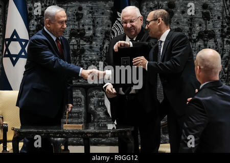 Jerusalem, Israel. 24 Dez, 2018. Präsident REUVEN RIVLIN (C) und Premierminister Benjamin Netanjahu (L) unterzeichnen ein ernennungsschreiben als Gouverneur der Bank von Israel und Professor AMIR YARON (R), 54, bis vor kurzem Robert Morris Professor für Banking & Finance, Finanzen, Wharton School, Universität von Pennsylvania, an einer Zeremonie an die Residenz des Präsidenten in Anwesenheit von Finanzminister Moshe Kahlon vorhanden. Credit: Nir Alon/Alamy leben Nachrichten Stockfoto