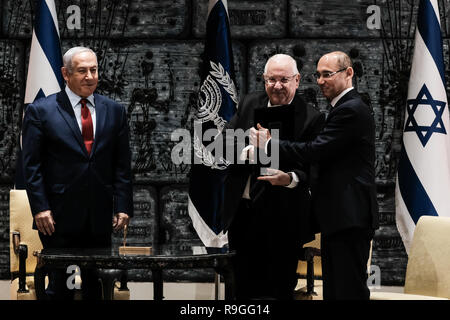 Jerusalem, Israel. 24 Dez, 2018. Präsident REUVEN RIVLIN (C) und Premierminister Benjamin Netanjahu (L) unterzeichnen ein ernennungsschreiben als Gouverneur der Bank von Israel und Professor AMIR YARON (R), 54, bis vor kurzem Robert Morris Professor für Banking & Finance, Finanzen, Wharton School, Universität von Pennsylvania, an einer Zeremonie an die Residenz des Präsidenten in Anwesenheit von Finanzminister Moshe Kahlon vorhanden. Credit: Nir Alon/Alamy leben Nachrichten Stockfoto