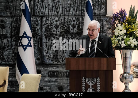 Jerusalem, Israel. 24 Dez, 2018. Präsident REUVEN RIVLIN spricht bei einem Festakt zur Ernennung von Professor Amir Yaron als Gouverneur der Bank von Israel an der Residenz des Präsidenten in Anwesenheit von Ministerpräsident Netanjahu und Finanzminister Kahlon. Credit: Nir Alon/Alamy leben Nachrichten Stockfoto