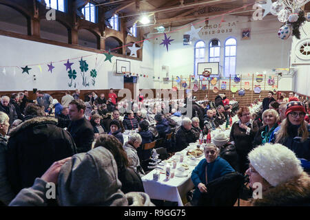 Sopot Polen 24. Dez, 2018 Über 300 Personen nahmen an der Heiligabend Mahlzeit in Sopot, Polen am 24. Dezember traditionelle polnische Weihnachten Mahlzeit 2018 wurde von der Caritas Polen christliche Nächstenliebe Organisation organisiert. Personen ein spezielles Wafer beim Austausch von Weihnachtsgrüße. Obdachlosen und Armen wurden mit traditionellen polnischen Bigos, Pierogi, Brot und Kuchen bewirtet. © Max Ardulf/Alamy leben Nachrichten Stockfoto