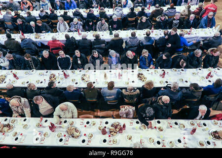 Sopot Polen 24. Dez, 2018 Über 300 Personen nahmen an der Heiligabend Mahlzeit in Sopot, Polen am 24. Dezember traditionelle polnische Weihnachten Mahlzeit 2018 wurde von der Caritas Polen christliche Nächstenliebe Organisation organisiert. Personen ein spezielles Wafer beim Austausch von Weihnachtsgrüße. Obdachlosen und Armen wurden mit traditionellen polnischen Bigos, Pierogi, Brot und Kuchen bewirtet. © Max Ardulf/Alamy leben Nachrichten Stockfoto