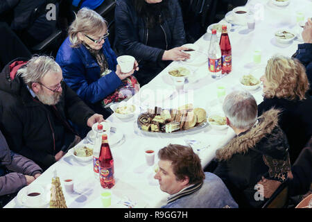 Sopot Polen 24. Dez, 2018 Über 300 Personen nahmen an der Heiligabend Mahlzeit in Sopot, Polen am 24. Dezember traditionelle polnische Weihnachten Mahlzeit 2018 wurde von der Caritas Polen christliche Nächstenliebe Organisation organisiert. Personen ein spezielles Wafer beim Austausch von Weihnachtsgrüße. Obdachlosen und Armen wurden mit traditionellen polnischen Bigos, Pierogi, Brot und Kuchen bewirtet. © Max Ardulf/Alamy leben Nachrichten Stockfoto