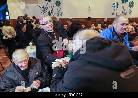 Sopot Polen 24. Dez, 2018 Erzbischof Slawoj Leszek Glodz gesehen wird. Über 300 Menschen bei den Weihnachtsabend Mahlzeit in Sopot, Polen am 24. Dezember traditionelle polnische Weihnachten Mahlzeit 2018 nahm, wurde von der Caritas Polen christliche Nächstenliebe Organisation organisiert. Personen ein spezielles Wafer beim Austausch von Weihnachtsgrüße. Obdachlosen und Armen wurden mit traditionellen polnischen Bigos, Pierogi, Brot und Kuchen bewirtet. © Max Ardulf/Alamy leben Nachrichten Stockfoto