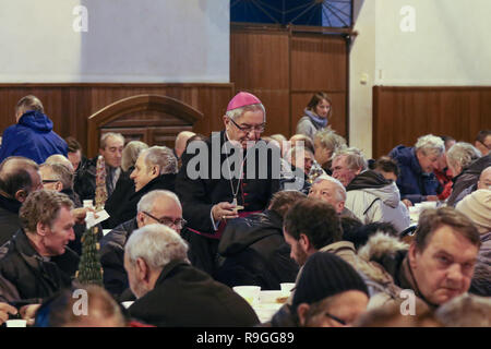 Sopot Polen 24. Dez, 2018 Erzbischof Slawoj Leszek Glodz gesehen wird. Über 300 Menschen bei den Weihnachtsabend Mahlzeit in Sopot, Polen am 24. Dezember traditionelle polnische Weihnachten Mahlzeit 2018 nahm, wurde von der Caritas Polen christliche Nächstenliebe Organisation organisiert. Personen ein spezielles Wafer beim Austausch von Weihnachtsgrüße. Obdachlosen und Armen wurden mit traditionellen polnischen Bigos, Pierogi, Brot und Kuchen bewirtet. © Max Ardulf/Alamy leben Nachrichten Stockfoto