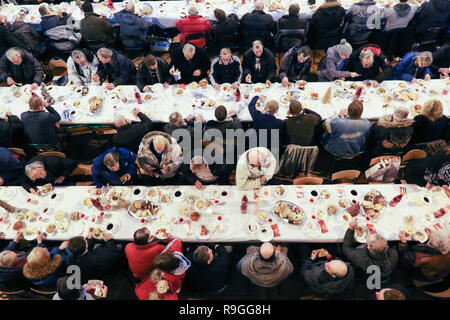 Sopot Polen 24. Dez, 2018 Über 300 Personen nahmen an der Heiligabend Mahlzeit in Sopot, Polen am 24. Dezember traditionelle polnische Weihnachten Mahlzeit 2018 wurde von der Caritas Polen christliche Nächstenliebe Organisation organisiert. Personen ein spezielles Wafer beim Austausch von Weihnachtsgrüße. Obdachlosen und Armen wurden mit traditionellen polnischen Bigos, Pierogi, Brot und Kuchen bewirtet. © Max Ardulf/Alamy leben Nachrichten Stockfoto