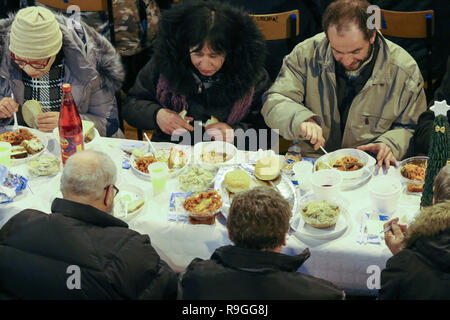 Sopot Polen 24. Dez, 2018 Über 300 Personen nahmen an der Heiligabend Mahlzeit in Sopot, Polen am 24. Dezember traditionelle polnische Weihnachten Mahlzeit 2018 wurde von der Caritas Polen christliche Nächstenliebe Organisation organisiert. Personen ein spezielles Wafer beim Austausch von Weihnachtsgrüße. Obdachlosen und Armen wurden mit traditionellen polnischen Bigos, Pierogi, Brot und Kuchen bewirtet. © Max Ardulf/Alamy leben Nachrichten Stockfoto