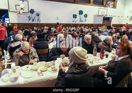 Sopot Polen 24. Dez, 2018 Über 300 Personen nahmen an der Heiligabend Mahlzeit in Sopot, Polen am 24. Dezember traditionelle polnische Weihnachten Mahlzeit 2018 wurde von der Caritas Polen christliche Nächstenliebe Organisation organisiert. Personen ein spezielles Wafer beim Austausch von Weihnachtsgrüße. Obdachlosen und Armen wurden mit traditionellen polnischen Bigos, Pierogi, Brot und Kuchen bewirtet. © Max Ardulf/Alamy leben Nachrichten Stockfoto