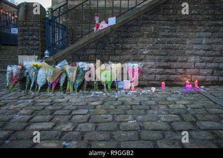 Uppermill, UK. 24 Dez, 2018. Tribute außerhalb Uppermill methodistische Kirche, Uppermill, Greater Manchester nach dem Mord an der 34-jährige Daniel Hogan am 18. Dezember. Herr Hogan von Rochdale starb nach Leiden Kopfverletzungen in einem nächtlichen Vorfall. Daniel Foster und Michael Nield erscheint an der Manchester Richter am 24. Dezember aufgeladen mit seiner Ermordung. Quelle: Matthew Wilkinson/Alamy leben Nachrichten Stockfoto