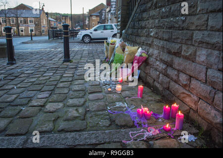 Uppermill, UK. 24 Dez, 2018. Tribute außerhalb Uppermill methodistische Kirche, Uppermill, Greater Manchester nach dem Mord an der 34-jährige Daniel Hogan am 18. Dezember. Herr Hogan von Rochdale starb nach Leiden Kopfverletzungen in einem nächtlichen Vorfall. Daniel Foster und Michael Nield erscheint an der Manchester Richter am 24. Dezember aufgeladen mit seiner Ermordung. Quelle: Matthew Wilkinson/Alamy leben Nachrichten Stockfoto