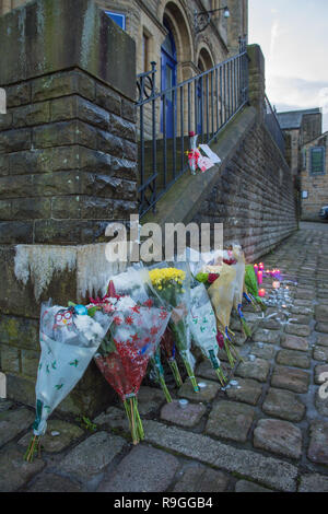 Uppermill, UK. 24 Dez, 2018. Tribute außerhalb Uppermill methodistische Kirche, Uppermill, Greater Manchester nach dem Mord an der 34-jährige Daniel Hogan am 18. Dezember. Herr Hogan von Rochdale starb nach Leiden Kopfverletzungen in einem nächtlichen Vorfall. Daniel Foster und Michael Nield erscheint an der Manchester Richter am 24. Dezember aufgeladen mit seiner Ermordung. Quelle: Matthew Wilkinson/Alamy leben Nachrichten Stockfoto