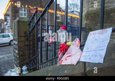 Uppermill, UK. 24 Dez, 2018. Tribute außerhalb Uppermill methodistische Kirche, Uppermill, Greater Manchester nach dem Mord an der 34-jährige Daniel Hogan am 18. Dezember. Herr Hogan von Rochdale starb nach Leiden Kopfverletzungen in einem nächtlichen Vorfall. Daniel Foster und Michael Nield erscheint an der Manchester Richter am 24. Dezember aufgeladen mit seiner Ermordung. Quelle: Matthew Wilkinson/Alamy leben Nachrichten Stockfoto