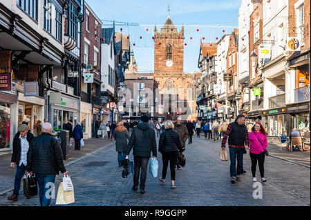 Chester, Großbritannien. 24. Dez 2018. Tausende von Menschen drängen sich in den Straßen von Chester, um an einem sonnigen Heiligabend Last-Minute-Weihnachtsgeschenke zu kaufen. Quelle: AG News/Alamy Live News Stockfoto