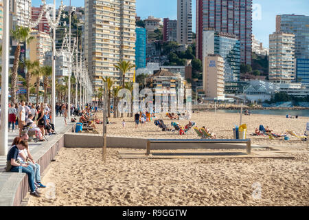 Benidorm, Costa Blanca, Spanien, 24. Dezember 2018. Britische Urlauber die Flucht aus der Kälte nach Hause Flut das beliebte Resort während der Weihnachtsferien. Sonnenanbeter und Schwimmer genießen Sie die heißen temps und ruhigem Wetter am Strand Levante heute in Benidorm an der Costa Blanca Küste. Die Temperaturen waren in den mittleren bis hohen 20 Celsius heute in diesem mediterranen Hotspot. Credit: Mick Flynn/Alamy leben Nachrichten Stockfoto