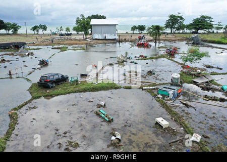 Banten, Indonesien. 24 Dez, 2018. Ein Ackerland ist durch Tsunami in der Provinz Banten, in Indonesien, Dez. 24, 2018 beschädigt. Die Indonesische Katastrophe Agentur am Montag legte die Zahl der Todesopfer der Flutkatastrophe durch einen Vulkanausbruch auf 373 mit 1.459 anderen Verletzten ausgelöst, ein Sprecher der Agentur Xinhua erklärt am Montag. Credit: Du Yu/Xinhua/Alamy leben Nachrichten Stockfoto