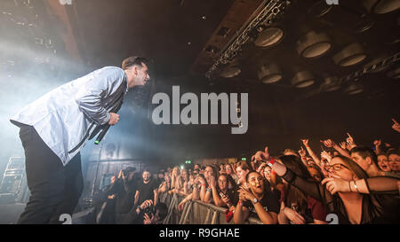 Motherwell, Schottland, Großbritannien. 23. Dezember, 2018. Motherwell band die LaFontaines neben dem Civic Center Konzertsaal auf ihre Heimkehr gig reißen. Credit: Stuart Westwood/Alamy leben Nachrichten Stockfoto