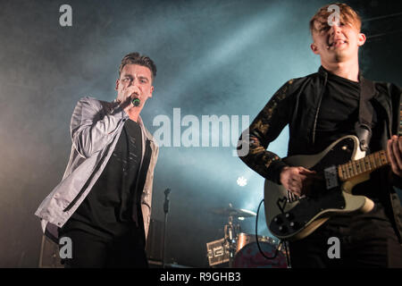 Motherwell, Schottland, Großbritannien. 23. Dezember, 2018. Motherwell band die LaFontaines neben dem Civic Center Konzertsaal auf ihre Heimkehr gig reißen. Credit: Stuart Westwood/Alamy leben Nachrichten Stockfoto