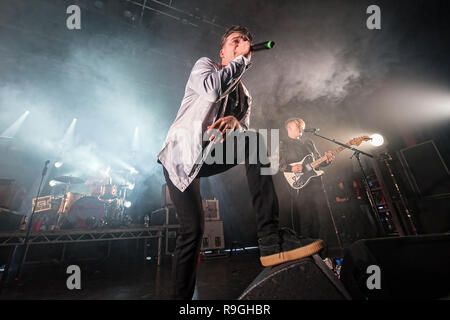 Motherwell, Schottland, Großbritannien. 23. Dezember, 2018. Motherwell band die LaFontaines neben dem Civic Center Konzertsaal auf ihre Heimkehr gig reißen. Credit: Stuart Westwood/Alamy leben Nachrichten Stockfoto